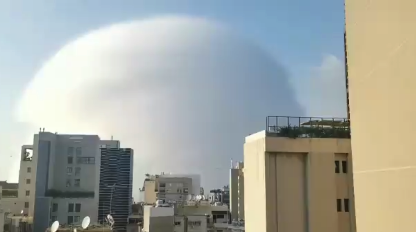 Lübnan Başkenti Beyrut’ta Çok Büyük Patlama! Denizde Yaşanan Patlama Kameralara Yansıdı